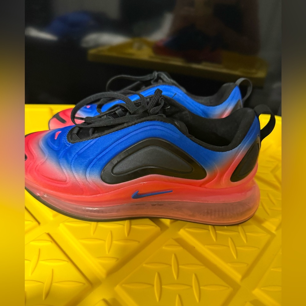 Nike Air Max 720 in Blue and Pink Gradient